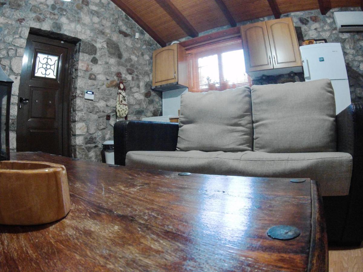 Patras Stonehouse With Large Yard - Πέτρινο Σπίτι Με Αυλή Villa Paralía Eksteriør bilde