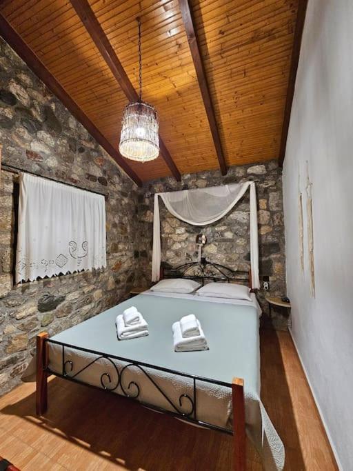 Patras Stonehouse With Large Yard - Πέτρινο Σπίτι Με Αυλή Villa Paralía Eksteriør bilde